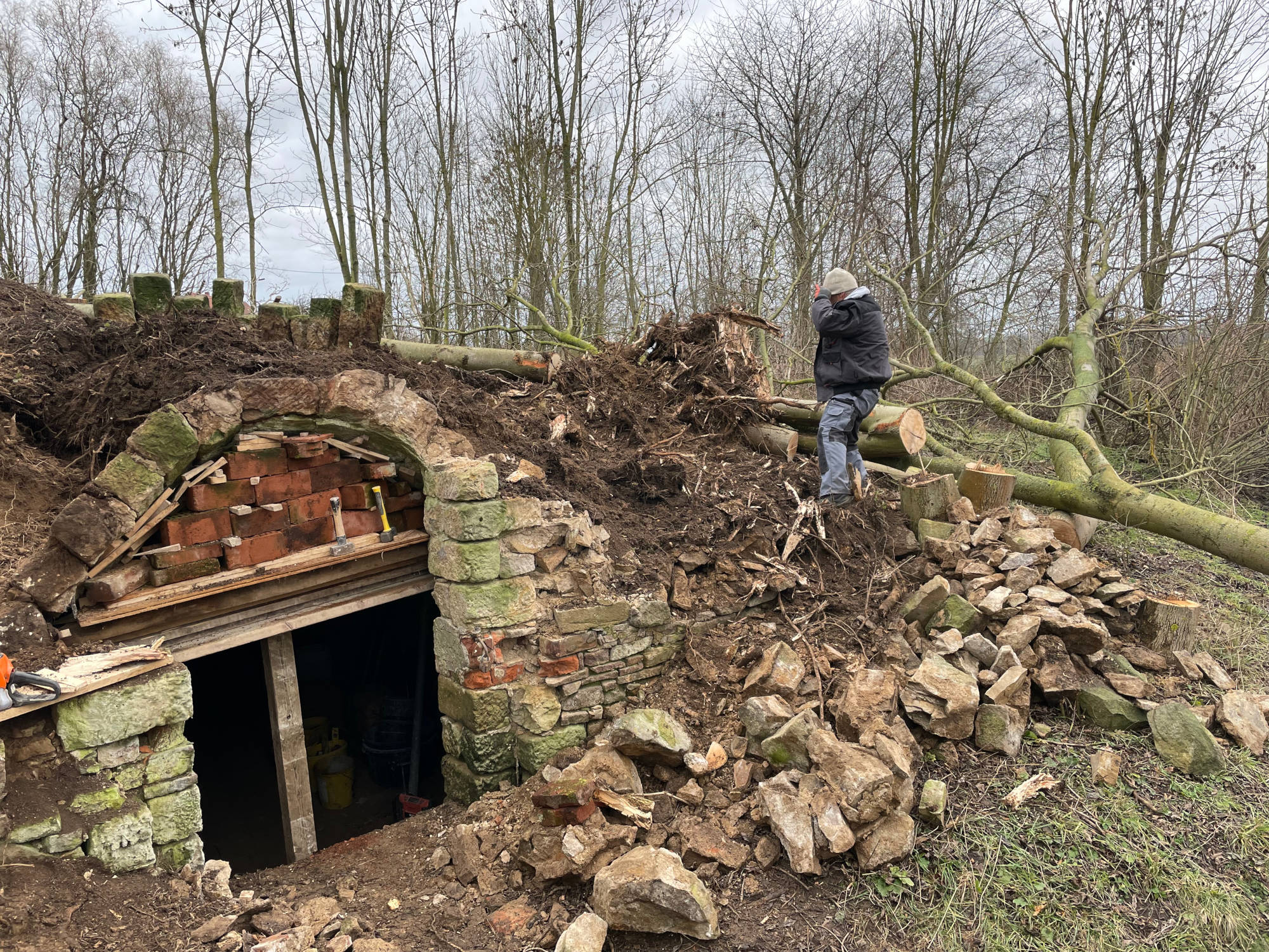 Bruchsteinmauerwerkreparatur an Kellereingang Bauphase